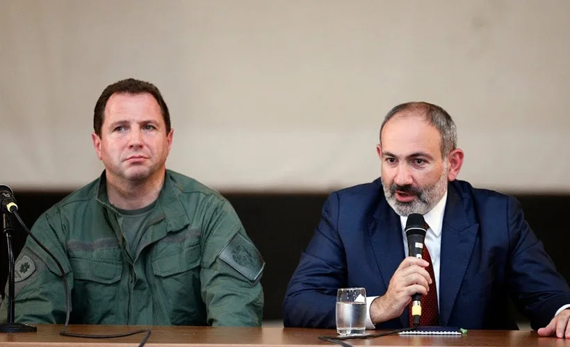 Ermenistan'da istifalar devam ediyor: Savunma bakanı da görevi bıraktı