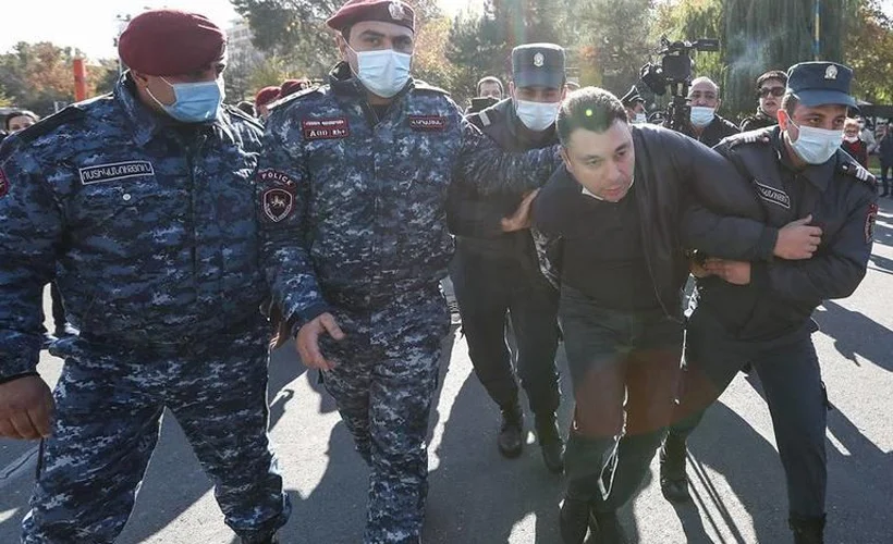Ermenistan'da sokaklar karıştı: Polisle protestocular arasında çatışma çıktı