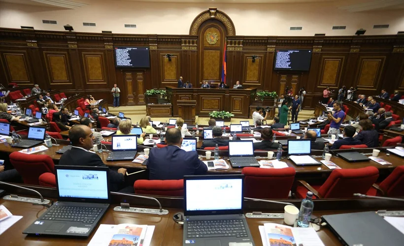 Ermenistan Meclisi'nde vekiller arasında ''Karabağ'' kavgası