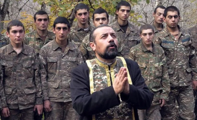 Ermenistan ordusunun çocuk yaşta gönüllüleri papaz huzurunda!