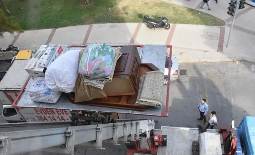 Evleri zarar gören İzmirli depremzedeler taşınıyor