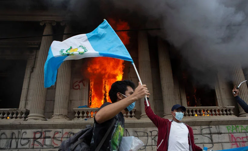 Guatemala'da göstericiler, parlamento binasını ateşe verdi