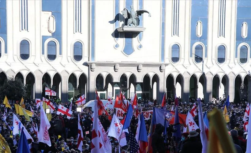 Gürcistan'da binlerce kişi erken seçim talebiyle sokaklarda