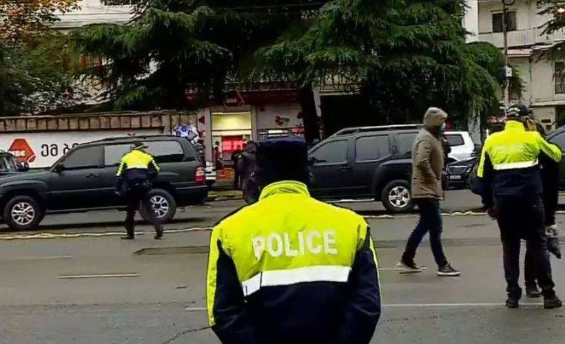 Gürcistan'da rehine krizi: Silahlı bir kişi 9 kişiyi rehin aldı