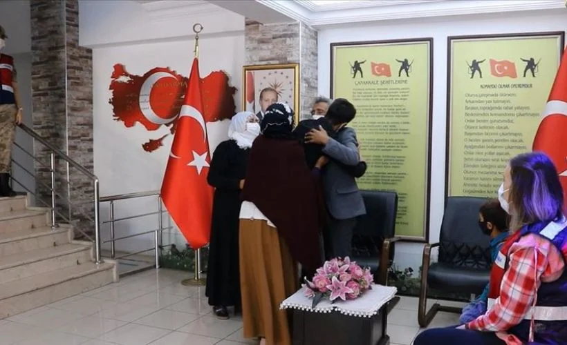 İkna çabaları sonucu güvenlik güçlerine teslim olan terörist ailesiyle buluştu