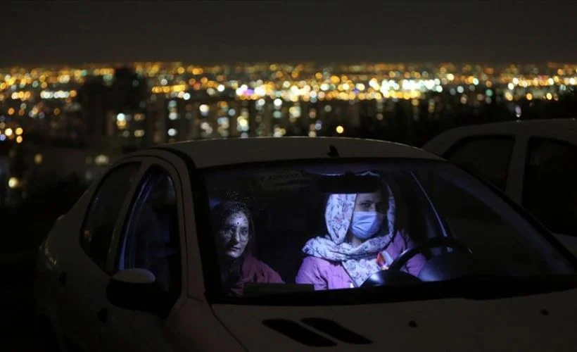 İran'da Kovid-19 nedeniyle riskli şehirlerde gece şahsi araç kullanımı yasaklandı