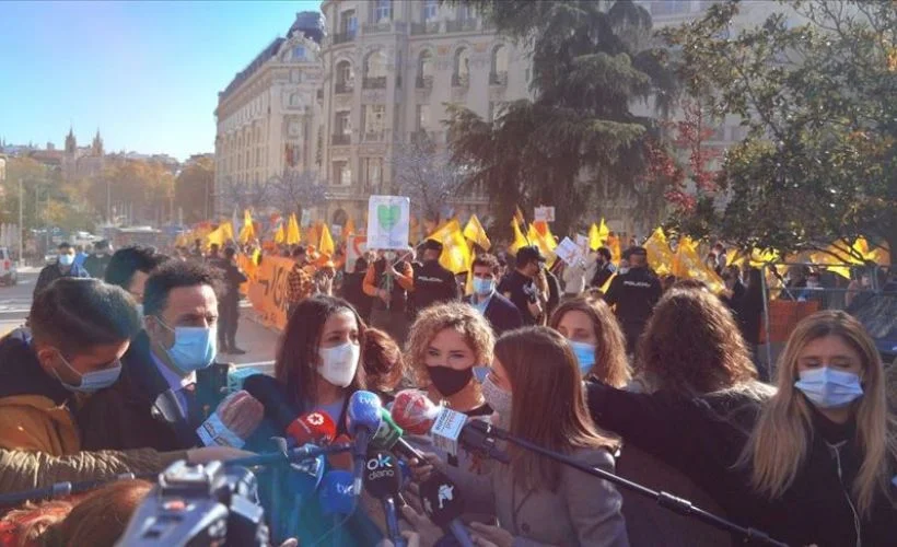 İspanyolcayı ana dil olmaktan çıkaran eğitim reformu İspanya'yı ikiye böldü