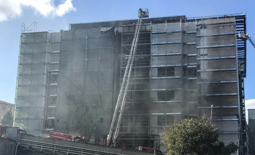 İstanbul Tıp Fakültesi içindeki inşaatta yangın