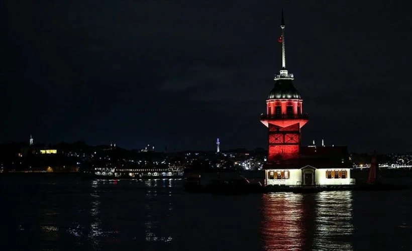 İstanbul'un kuleleri ve köprüleri turuncuya büründü