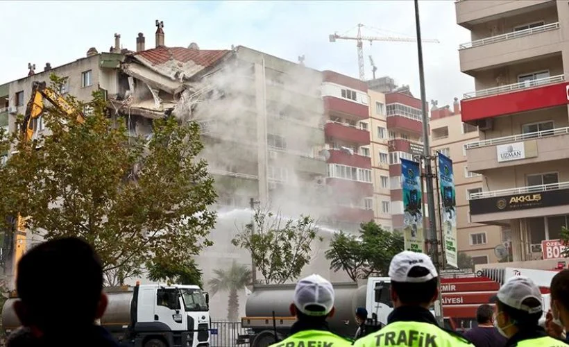 İzmir'de ağır hasarlı binaların yıkımı devam ediyor