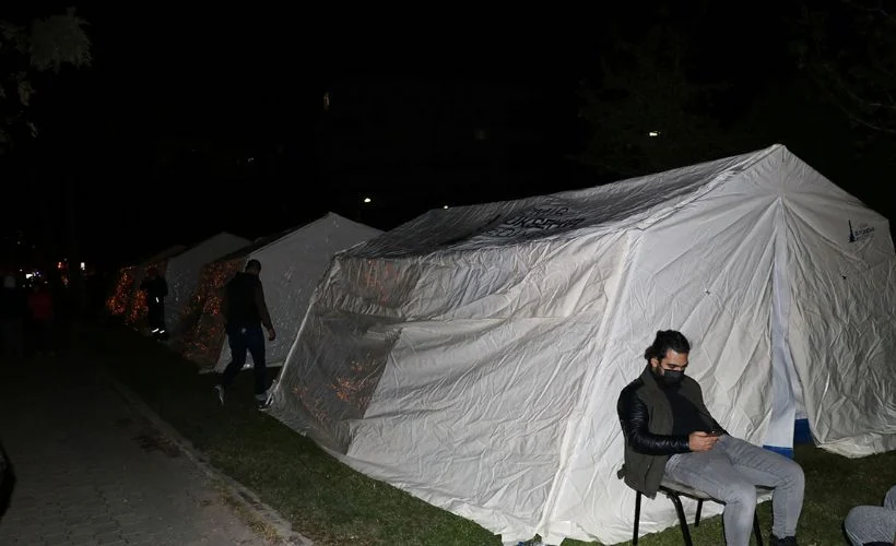 İzmir'de depremzedeler geceyi çadırlarda geçirdi