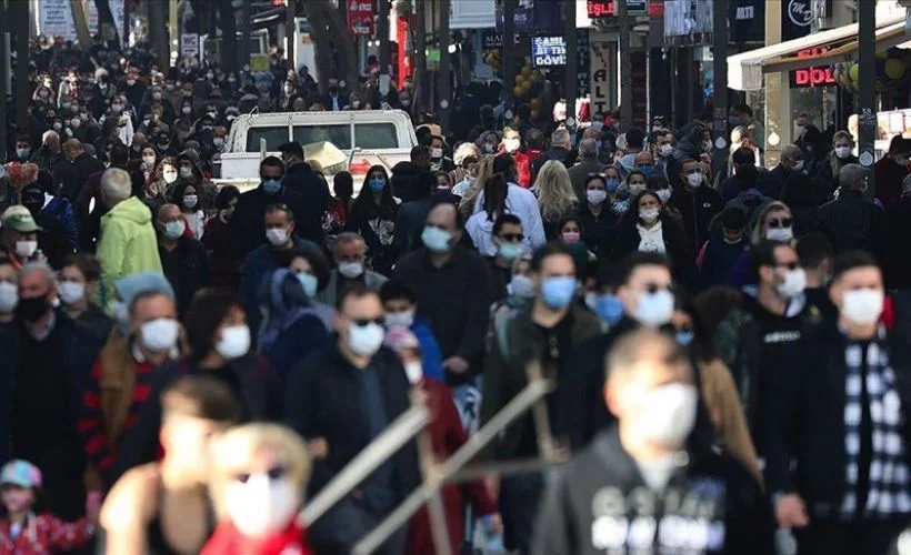 İzmir'in işlek noktalarında yoğunluk gözlendi