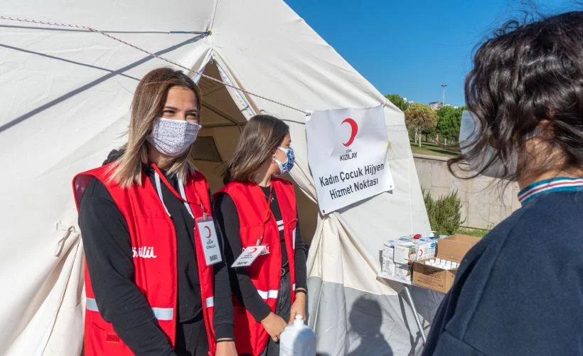 Kızılay İzmir'deki yardımlarını sürdüyor