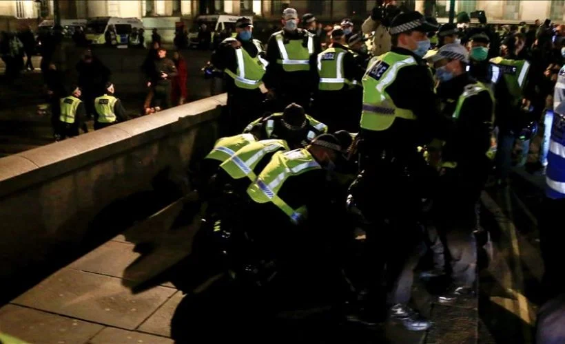 Londra'daki koronavirüs protestosunda gözaltı