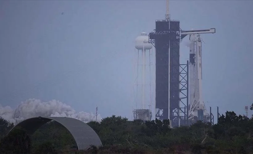 NASA, 4 astronotu taşıyan SpaceX'e ait uzay aracını fırlattı