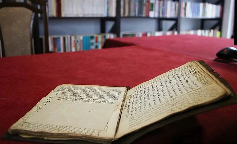 Osmanlı döneminden kalma el yazmalarını yıllardır koruyorlar