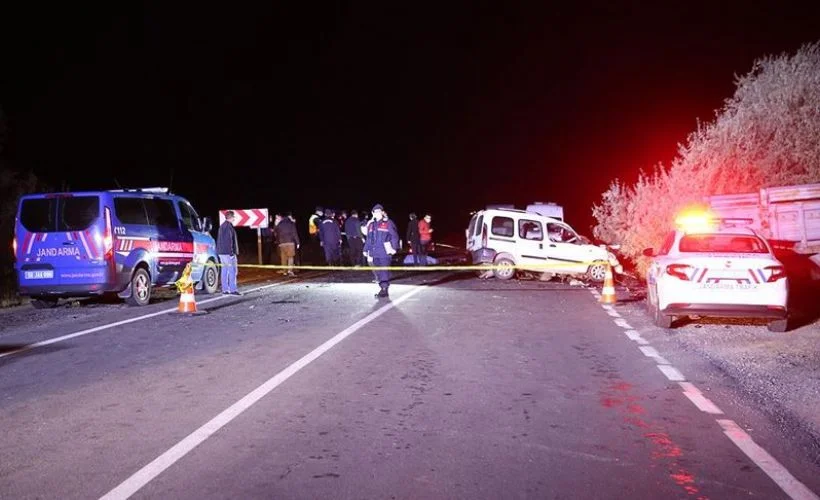 Otomobil karşı yönden gelen kamyonetle çarpıştı: 4 ölü