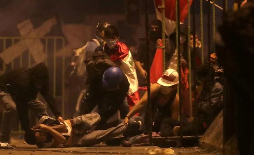 Peru'daki olaylarda iki protestocunun ölümü üzerine hükümet kabinesinin yarısı istifa etti