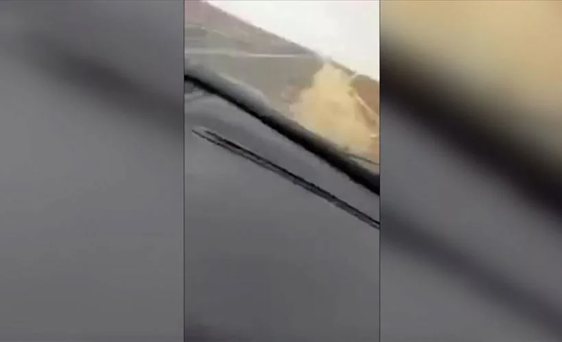 Seyir halinde cep telefonundan canlı yayın yaparken otomobili devirdi: 8 yaralı