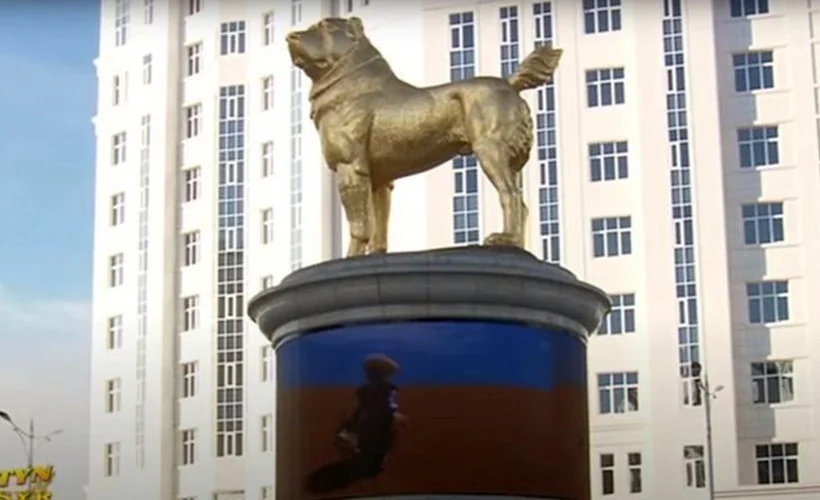 Türkmenistan lideri, başkente altın varaklı köpek heykeli diktirdi