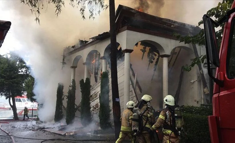 Üsküdar'daki yangında tarihi cami kullanılamaz hale geldi