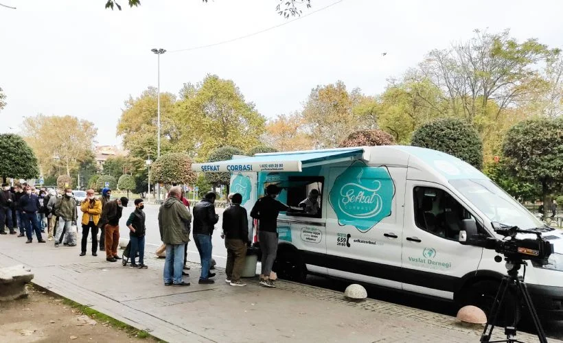 Vuslat Derneği 'Şefkat Çorbası' projesi ile halka ücretsiz çorba dağıtımı gerçekleştiriyor