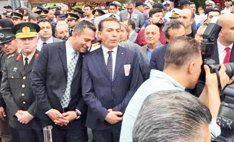 'Ahlaksız adam, pişmiş kelle gibi sırıtıyor'