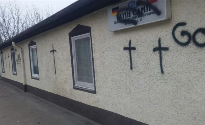Almanya'da cami duvarına sprey boyayla haç çizildi, karalama yapıldı