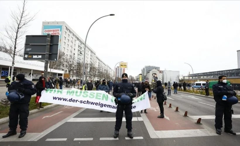 Almanya'da korona tedbirleri protestosu