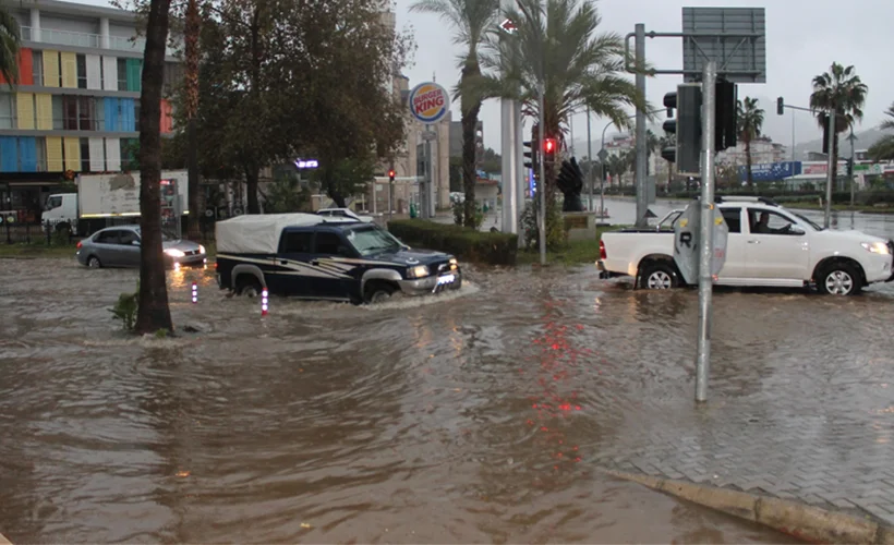 Antalya'da sağanak, dolu ve kar etkili oldu
