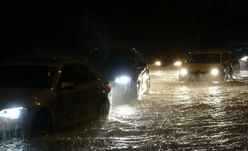 Antalya'da sağanak yağış: Yollar göle döndü