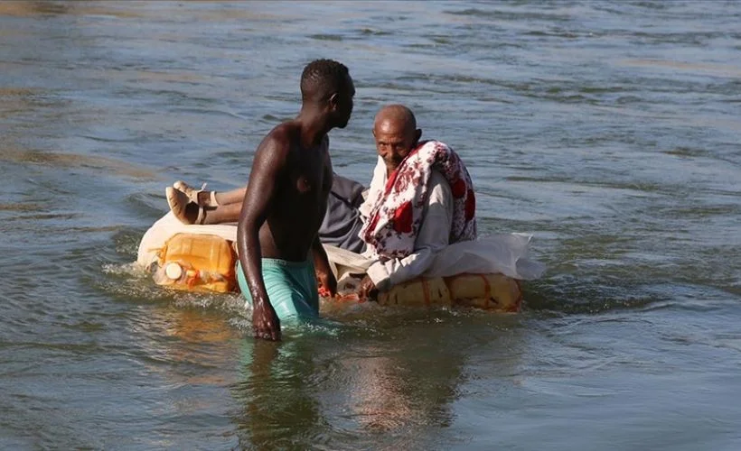 Çatışmalardan kaçan Etiyopyalılar, bidondan yapılmış sallarla nehri geçerek Sudan'a sığınıyor