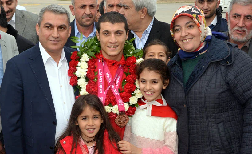 Dünya şampiyonunun babası koronavirüse yenildi