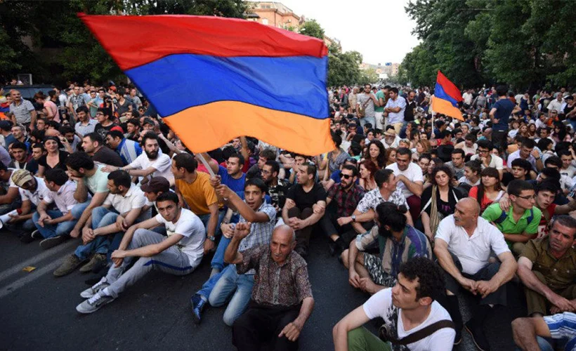 Ermenistan'da protestocular, başkentin sokaklarını kapattı
