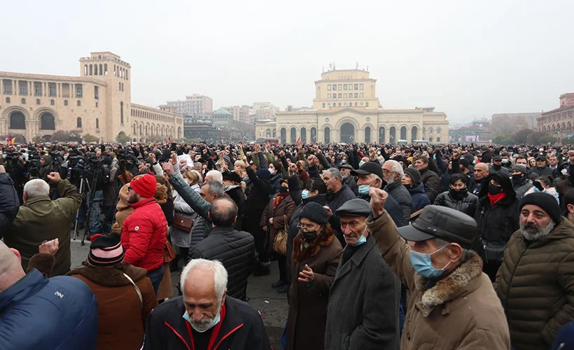 Ermenistan durulmuyor: Protestocular hükümet binasını kuşattı
