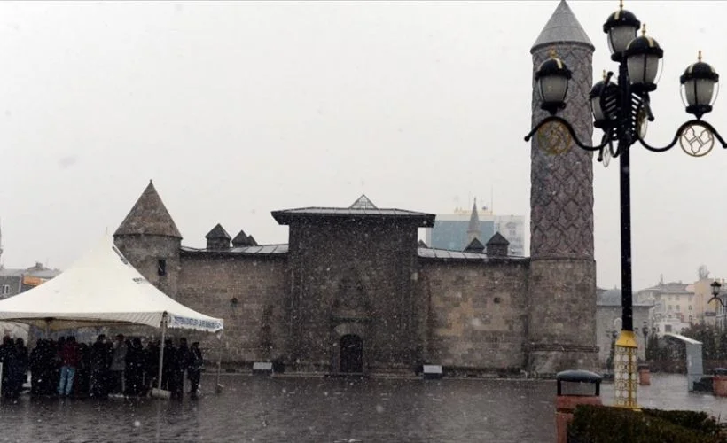Erzurum'da kar yağışı etkili oluyor