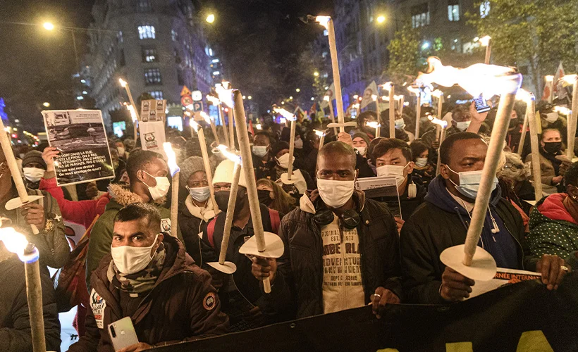 Fransa'da binlerce göçmen Macron hükümetini protesto etti