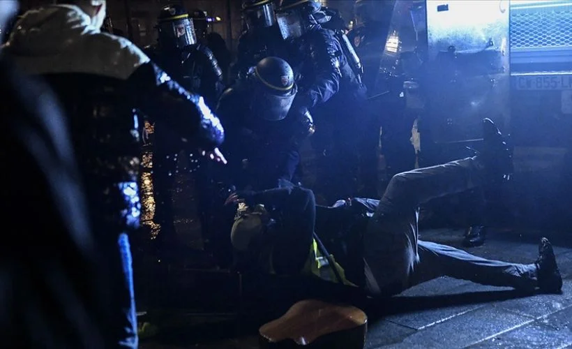 Fransa'da polislerden şiddet itirafı