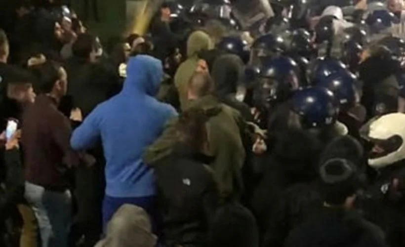 Güney Kıbrıs'ta protestocular televizyon binasını bastı