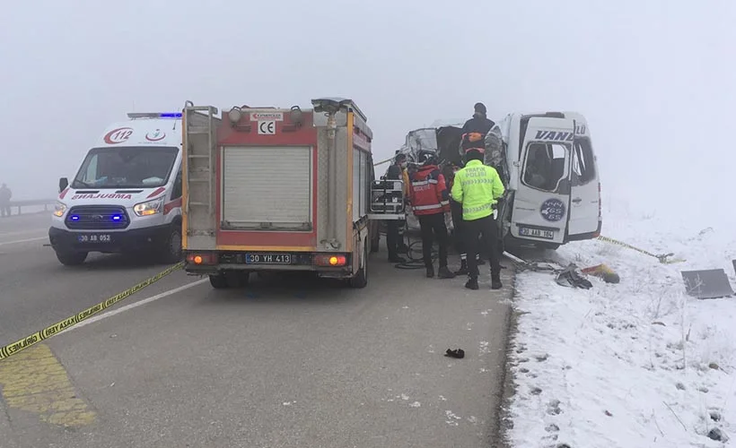 Hakkari'de yolcu minibüsü ile tır çarpıştı: 4 ölü