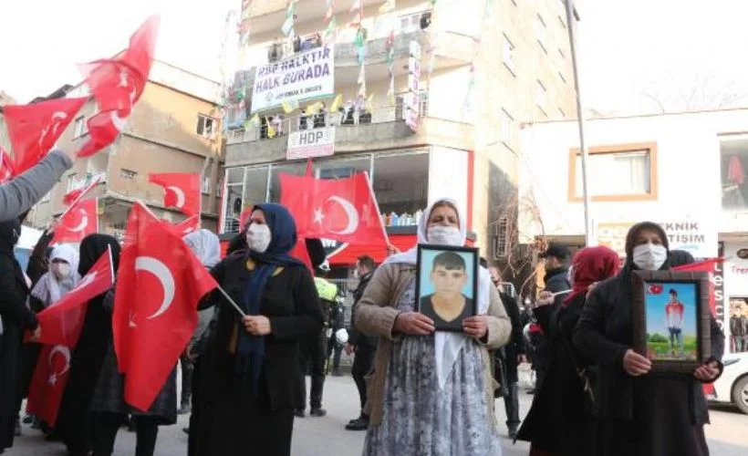 HDP'li grup, PKK'ya karşı eylem yapan mağdur anneleri taşladı