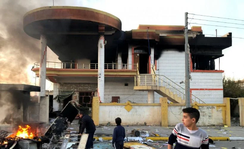 Irak'ın kuzeyindeki protestolarda üç kişi öldürüldü, resmi binalar ateşe verildi