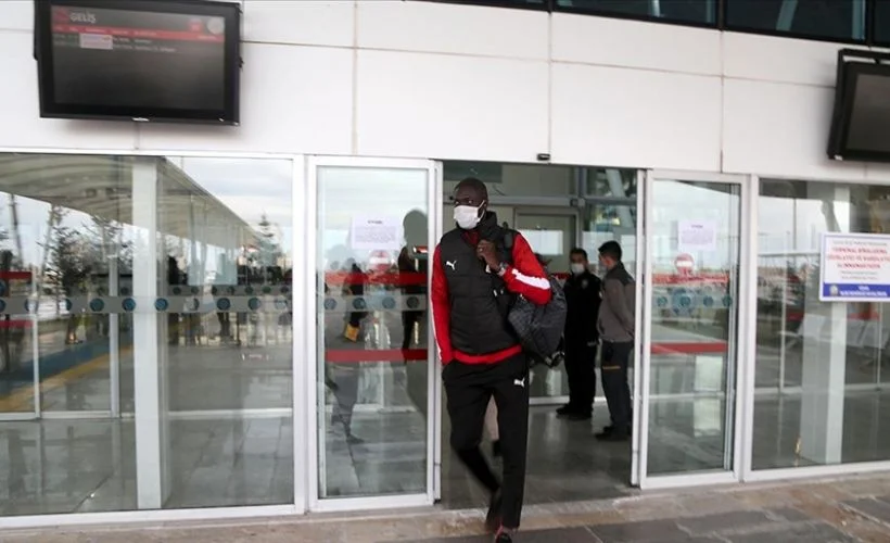 İsrail'de mahsur kalan Sivasspor kafilesi Sivas'a ulaştı