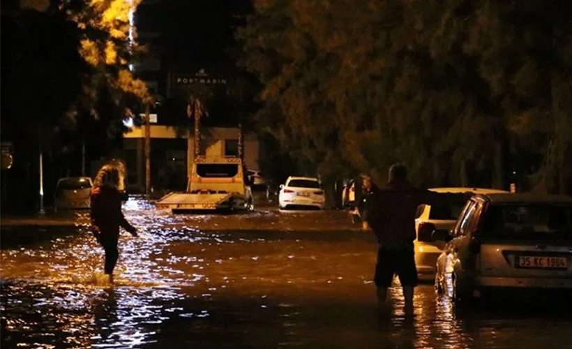 İzmir'de deniz taştı, araçlar sular altında kaldı