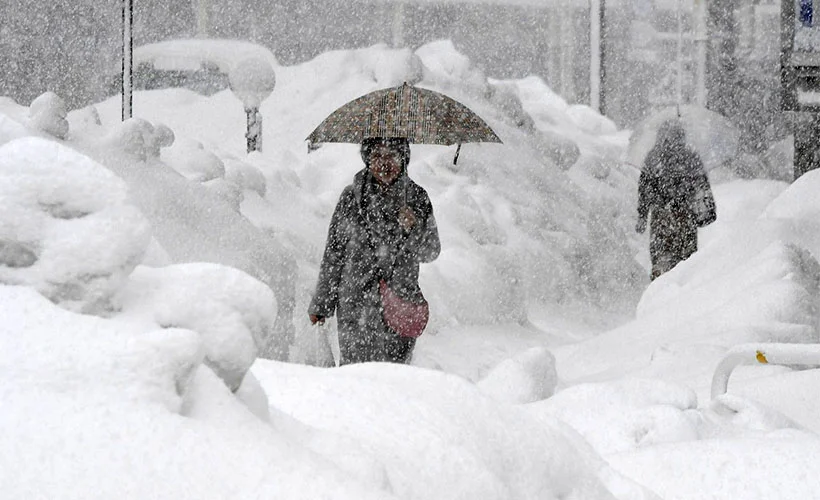Japonya'da yoğun kar yağışı hava ulaşımını etkiledi