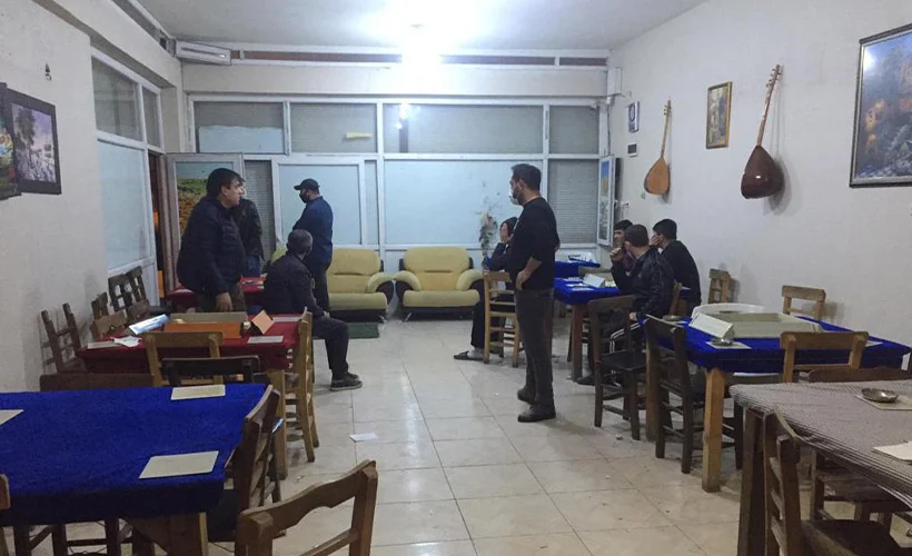 Kahvehanede mum ışığında kumar oynayanlara ceza yağdı