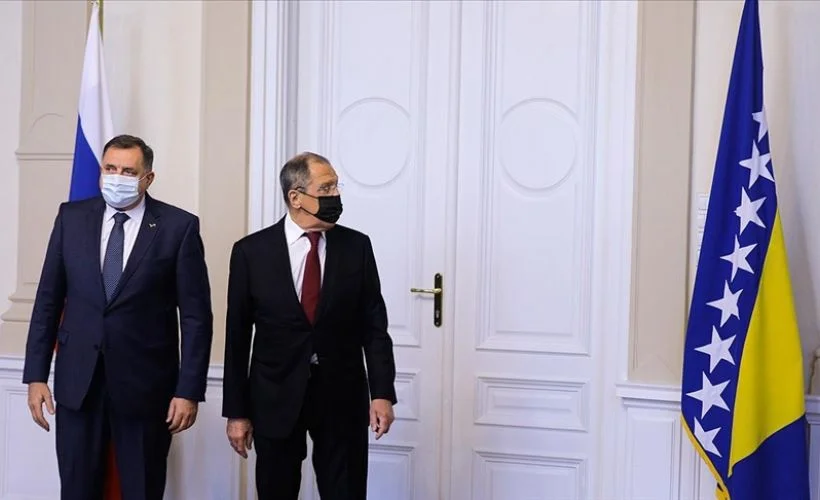 Lavrov'un Bosna Hersek ziyaretine 'bayrak krizi' damga vurdu