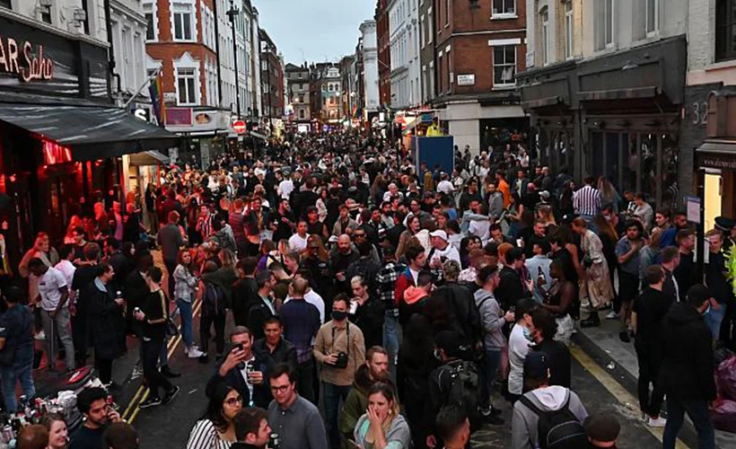 Londra'da halk mağazalara hücum etti