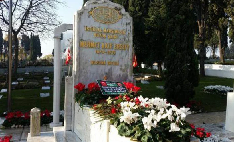 Mehmet Akif Ersoy, kabri başında anıldı