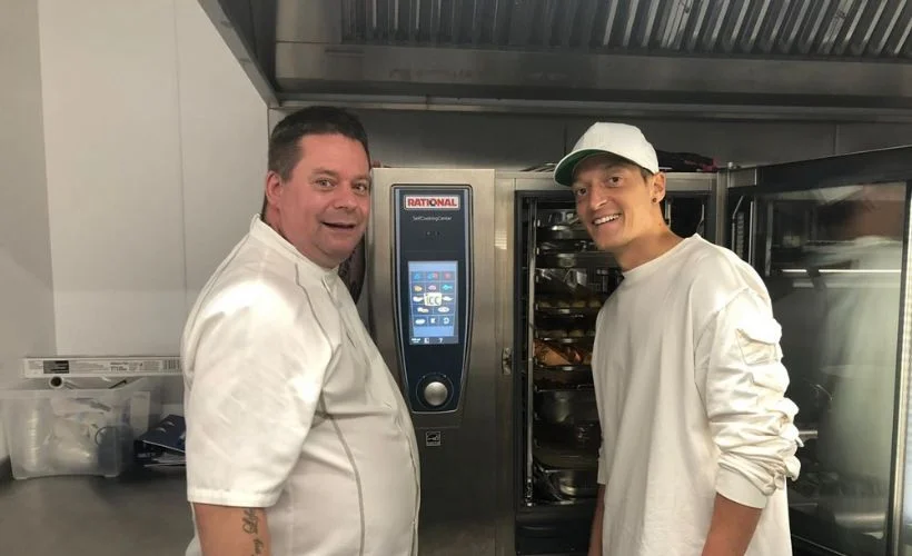 Mesut Özil'den 50 bin kişiye yemek
